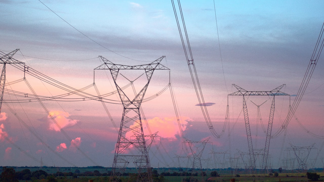 most-power-lines-are-inefficient-this-startup-redesigns-them-to-easily