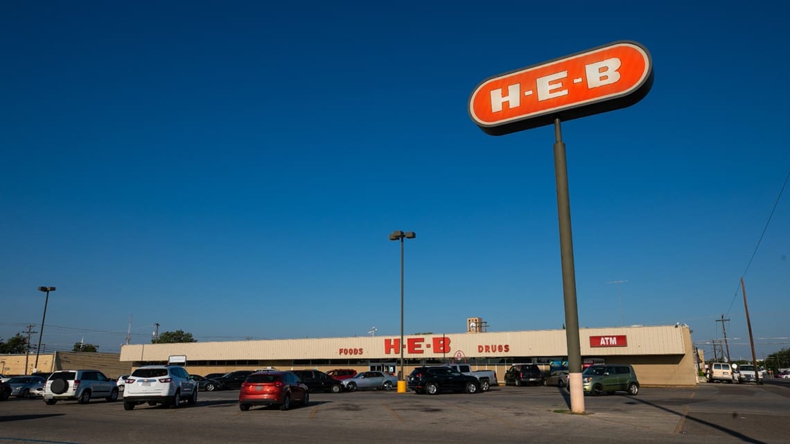 Young H-E-B Bagger Displays Act Of Kindness, Pays For Family's ...