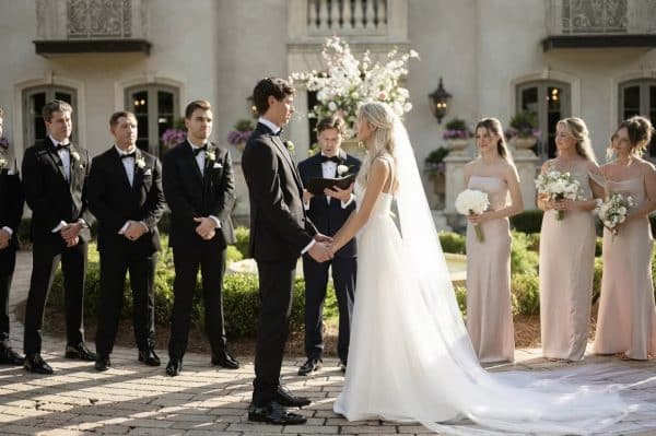 Groom surprises bride’s parents by signing vows in American Sign Language